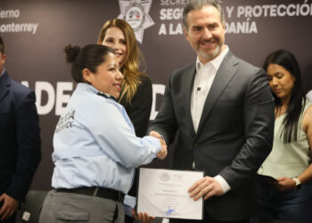 CERTIFICAN A POLICÍA REGIA EN DERECHOS DE LAS PERSONAS; ENTREGA ADRIÁN CONSTANCIAS