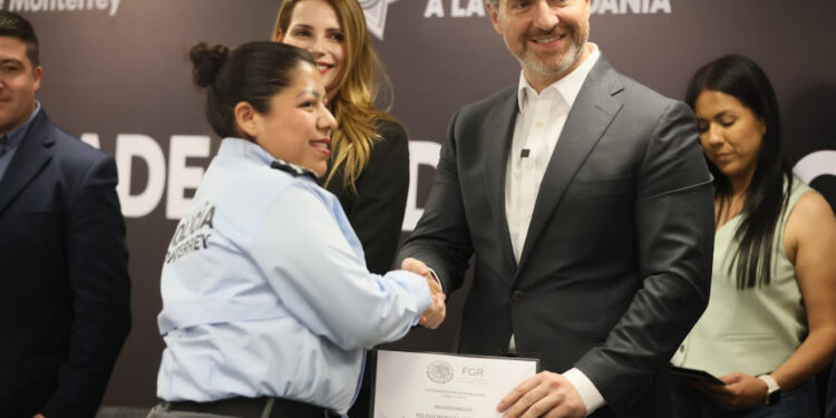 CERTIFICAN A POLICÍA REGIA EN DERECHOS DE LAS PERSONAS; ENTREGA ADRIÁN CONSTANCIAS 1 CERTIFICAN A POLICÍA REGIA EN DERECHOS DE LAS PERSONAS; ENTREGA ADRIÁN CONSTANCIAS