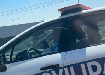 CAPTAN A TRÁNSITO DE SAN NICOLÁS USANDO EL CELULAR AL CONDUCIR