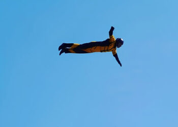 HOMBRE BALA SE IMPACTA CONTRA EL SUELO EN CALIFORNIA; PIDEN APOYO ECONÓMICO PARA OPERARLO