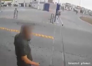 LO DETIENEN POR DAÑAR CÁMARAS DE SEGURIDAD Y PLUMA EN FRACCIONAMIENTO