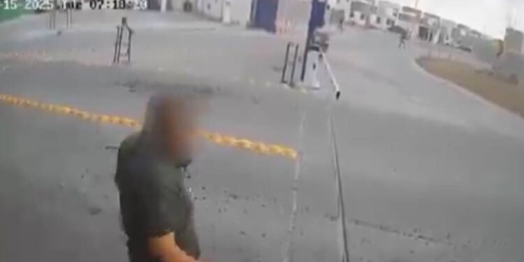 LO DETIENEN POR DAÑAR CÁMARAS DE SEGURIDAD Y PLUMA EN FRACCIONAMIENTO 1 LO DETIENEN POR DAÑAR CÁMARAS DE SEGURIDAD Y PLUMA EN FRACCIONAMIENTO