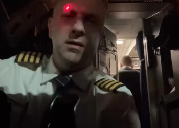 DENUNCIA PILOTO EXTRANJERO RIESGOS POR LÁSERS QUE LES APUNTAN CUANDO ATERRIZAN EN MÉXICO