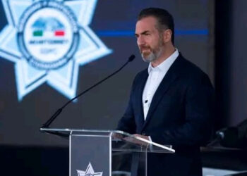 LLEVA ADRIÁN OPERATIVO ‘ESCUDO’ A DOMICILIO; VAN ELEMENTOS DE LA POLICÍA REGIA HASTA LA PUERTA DE HOGARES PARA ESCUCHAR Y ATENDER PETICIONES DE VECINOS