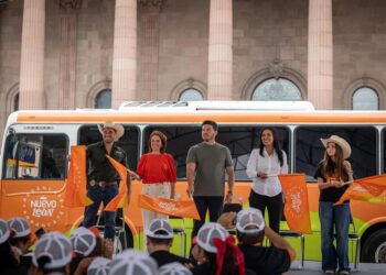 DAN SAMUEL Y ALE MORALES BANDERAZO A RECORRIDOS TURÍSTICOS GRATUITOS DE “ARRÁNCATE X NUEVO LEÓN”