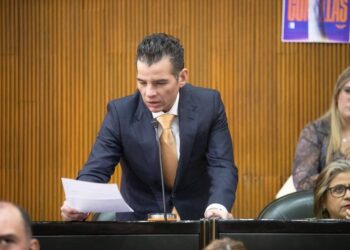 PROPONE MIKE FLORES FIJAR HORARIO DE CIERRE DE ANTROS A LAS 2:00 AM