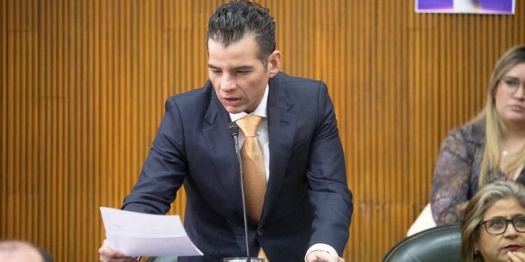 PROPONE MIKE FLORES FIJAR HORARIO DE CIERRE DE ANTROS A LAS 2:00 AM 1 PROPONE MIKE FLORES FIJAR HORARIO DE CIERRE DE ANTROS A LAS 2:00 AM