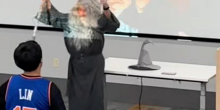 PROFESOR “GANDALF” SORPRENDE EN CLASE