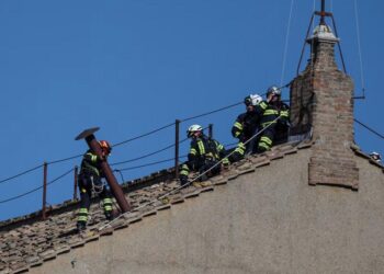 INSTALAN CHIMENEA PARA CÓNCLAVE; ALISTAN CAPILLA SIXTINA PARA LA ELECCIÓN DEL SUCESOR DEL PAPA FRANCISCO.