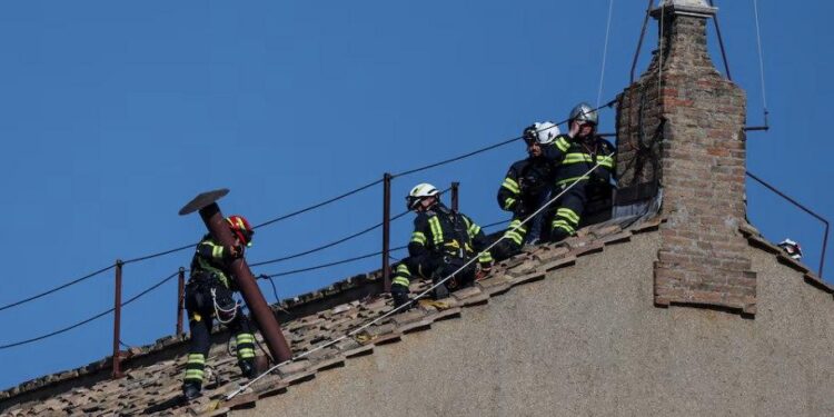 INSTALAN CHIMENEA PARA CÓNCLAVE; ALISTAN CAPILLA SIXTINA PARA LA ELECCIÓN DEL SUCESOR DEL PAPA FRANCISCO. 1 INSTALAN CHIMENEA PARA CÓNCLAVE; ALISTAN CAPILLA SIXTINA PARA LA ELECCIÓN DEL SUCESOR DEL PAPA FRANCISCO.