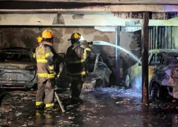 SE INCENDIAN TRES AUTOS EN CASA DE EX DIRECTOR DE PREPA TEC; SE REGISTRA SINIESTRO EN MISMA RESIDENCIA ATACADA HACE NUEVE MESES.