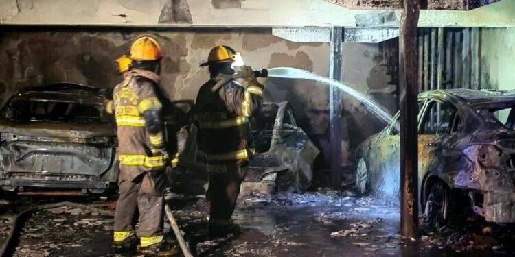 SE INCENDIAN TRES AUTOS EN CASA DE EX DIRECTOR DE PREPA TEC; SE REGISTRA SINIESTRO EN MISMA RESIDENCIA ATACADA HACE NUEVE MESES. 1 SE INCENDIAN TRES AUTOS EN CASA DE EX DIRECTOR DE PREPA TEC; SE REGISTRA SINIESTRO EN MISMA RESIDENCIA ATACADA HACE NUEVE MESES.