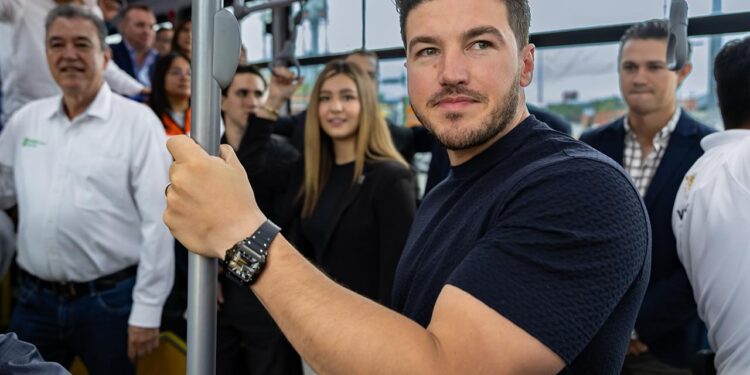 INICIA SAMUEL GARCÍA OPERACIÓN DE TRANSMETRO ELÉCTRICO GARZA SADA -CARRETERA NACIONAL; SERVICIO BENEFICIARÁ A 25 MIL ESTUDIANTES.