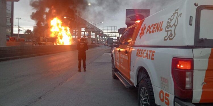 COLAPSA AV. MIGUEL ALEMÁN POR INCENDIO DE GRÚA EN OBRAS DE LÍNEA 6 DEL METRO. 1 COLAPSA AV. MIGUEL ALEMÁN POR INCENDIO DE GRÚA EN OBRAS DE LÍNEA 6 DEL METRO.