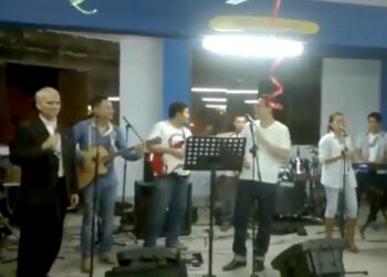 UN VIDEO DE LEÓN XIV CANTANDO CON JÓVENES PERUANOS CONMUEVE AL MUNDO