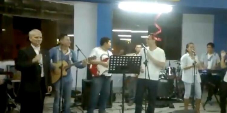 UN VIDEO DE LEÓN XIV CANTANDO CON JÓVENES PERUANOS CONMUEVE AL MUNDO