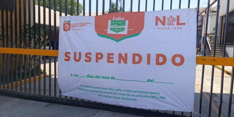 SUSPENDE ESTADO A PYOSA POR DERRAME DE LÍQUIDO AZUL. 1 SUSPENDE ESTADO A PYOSA POR DERRAME DE LÍQUIDO AZUL.