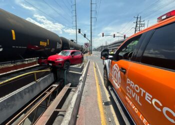 OTRO TRENAZO; ARRASTRA CONVOY AUTO EN FLETEROS Y GONZALITOS.