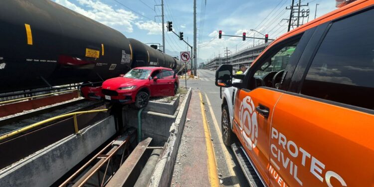 OTRO TRENAZO; ARRASTRA CONVOY AUTO EN FLETEROS Y GONZALITOS. 1 OTRO TRENAZO; ARRASTRA CONVOY AUTO EN FLETEROS Y GONZALITOS.