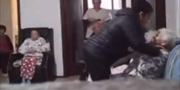 EXHIBEN MALTRATO A ADULTOS MAYORES EN ASILO DE SAN LUIS. 1 EXHIBEN MALTRATO A ADULTOS MAYORES EN ASILO DE SAN LUIS.