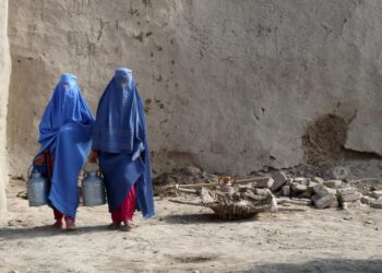 RESISTENCIA FEMENINA EN IRÁN; CRECE DESAFÍO CONTRA EL VELO OBLIGATORIO