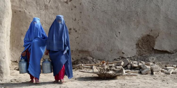 RESISTENCIA FEMENINA EN IRÁN; CRECE DESAFÍO CONTRA EL VELO OBLIGATORIO