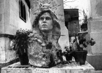 BUSTO DE JIM MORRISON APARECE TRAS MÁS DE 30 AÑOS DE SU ROBO