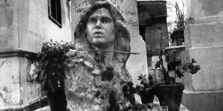 BUSTO DE JIM MORRISON APARECE TRAS MÁS DE 30 AÑOS DE SU ROBO