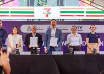 ACUERDA ADRIÁN HACER DE TIENDAS 7-ELEVEN PUNTOS SEGUROS PARA MUJERES.