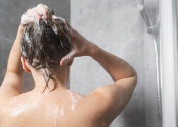 ¿ES MEJOR DUCHARSE POR LA MAÑANA O POR LA NOCHE? LA CIENCIA RESPONDE