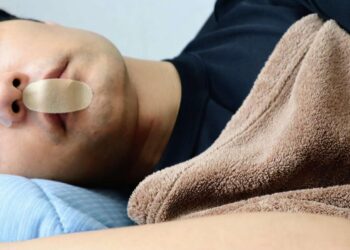 ¿ES SEGURO PEGARSE LA BOCA PARA DORMIR MEJOR?