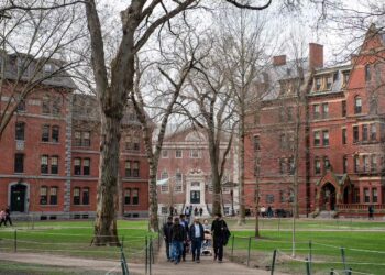 PROHÍBEN A HARVARD INSCRIBIR A EXTRANJEROS