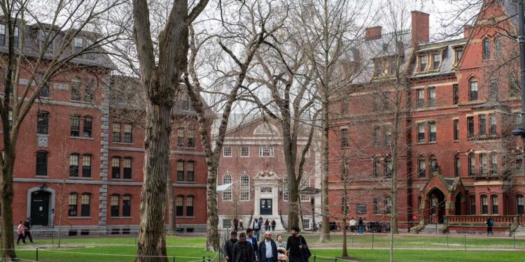 PROHÍBEN A HARVARD INSCRIBIR A EXTRANJEROS