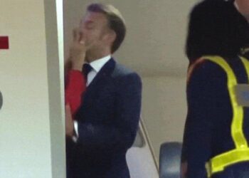 CACHETEAN A MACRON; CAPTAN BOFETADA AL PRESIDENTE DE FRANCIA POR PARTE DE SU ESPOSA 24 AÑOS MAYOR.