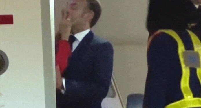 CACHETEAN A MACRON; CAPTAN BOFETADA AL PRESIDENTE DE FRANCIA POR PARTE DE SU ESPOSA 24 AÑOS MAYOR.