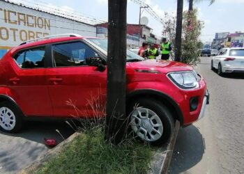 LO DEJA EN NEUTRAL Y SE QUEDA SIN AUTO; CAPTAN VEHÍCULO QUE AVANZA SIN CONTROL EN CENTRO COMERCIAL.