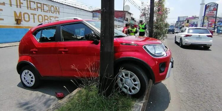LO DEJA EN NEUTRAL Y SE QUEDA SIN AUTO; CAPTAN VEHÍCULO QUE AVANZA SIN CONTROL EN CENTRO COMERCIAL.