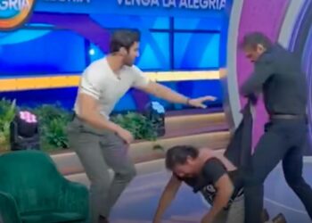 ¿AGRESIÓN O SHOW?; PROTAGONIZA ALBERTO DEL RÍO ALTERCADO EN VIVO EN ‘VENGA LA ALEGRÍA’.