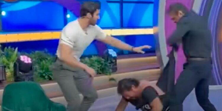 ¿AGRESIÓN O SHOW?; PROTAGONIZA ALBERTO DEL RÍO ALTERCADO EN VIVO EN ‘VENGA LA ALEGRÍA’.