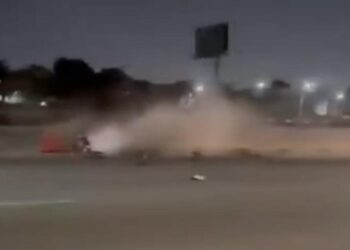 MOTOCICLISTA SE ESTRELLA CONTRA MURO DE CONCRETO EN RODADA CLANDESTINA Y QUEDA GRAVEMENTE HERIDO EN BULEVAR MIGUEL DE LA MADRID.