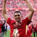 ALEXANDER-ARNOLD SE DESPIDE DE LIVERPOOL TRAS 20 AÑOS 7 LUDWIKA PALETA DENUNCIA AMENAZAS CONTRA SU HIJO