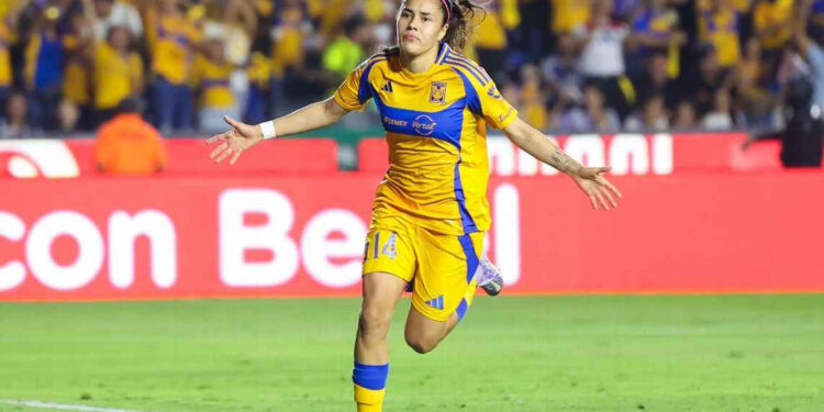 JACQUELINE OVALLE, DE TIGRES FEMENIL, BAJO INVESTIGACIÓN TRAS FUERTE ENTRADA EN EL CLÁSICO REGIOMONTANO