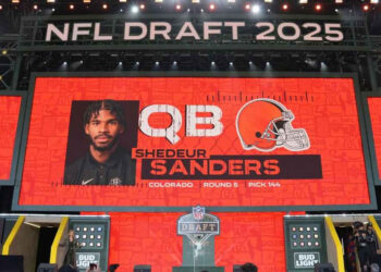 SHEDEUR SANDERS INICIARÁ SU ETAPA EN LA NFL CON EL NÚMERO 12 EN LOS BROWNS