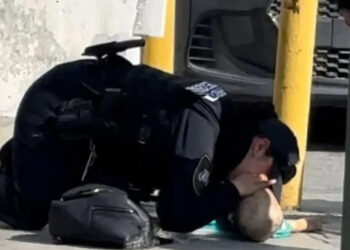 MUJER POLICÍA LA SALVA LA VIDA A BEBÉ AFUERA DE HOSPITAL DEL IMSS; APLICA AGENTE FEDERAL MANIOBRAS DE RCP