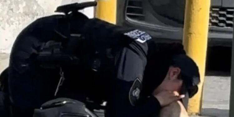 MUJER POLICÍA LA SALVA LA VIDA A BEBÉ AFUERA DE HOSPITAL DEL IMSS; APLICA AGENTE FEDERAL MANIOBRAS DE RCP 1 MUJER POLICÍA LA SALVA LA VIDA A BEBÉ AFUERA DE HOSPITAL DEL IMSS; APLICA AGENTE FEDERAL MANIOBRAS DE RCP