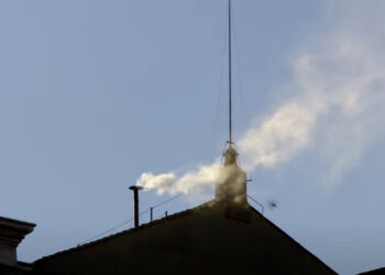 ¡HABEMUS PAPAM! SALE HUMO BLANCO DE LA CAPILLA SIXTINA