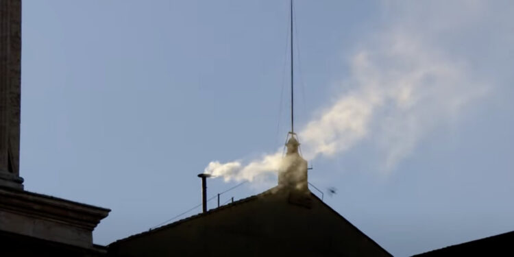 ¡HABEMUS PAPAM! SALE HUMO BLANCO DE LA CAPILLA SIXTINA 1 ¡HABEMUS PAPAM! SALE HUMO BLANCO DE LA CAPILLA SIXTINA