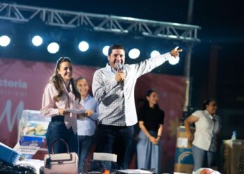 FESTEJA RAÚL CANTÚ A MÁS DE 11 MIL MAMÁS EN SALINAS VICTORIA; CELEBRAN CON SERENATA, BAILE Y REGALOS 