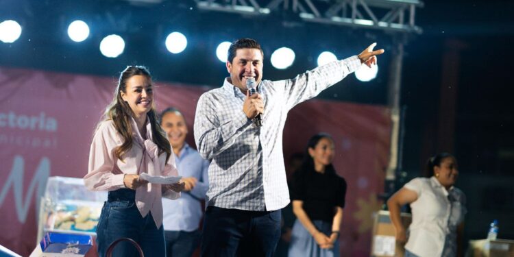 FESTEJA RAÚL CANTÚ A MÁS DE 11 MIL MAMÁS EN SALINAS VICTORIA; CELEBRAN CON SERENATA, BAILE Y REGALOS  1 FESTEJA RAÚL CANTÚ A MÁS DE 11 MIL MAMÁS EN SALINAS VICTORIA; CELEBRAN CON SERENATA, BAILE Y REGALOS