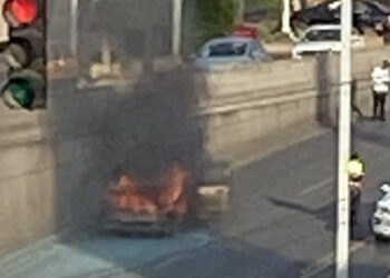 ALERTA VIAL SE INCENDIA VEHÍCULO  EN PASEO DE LOS LEONES